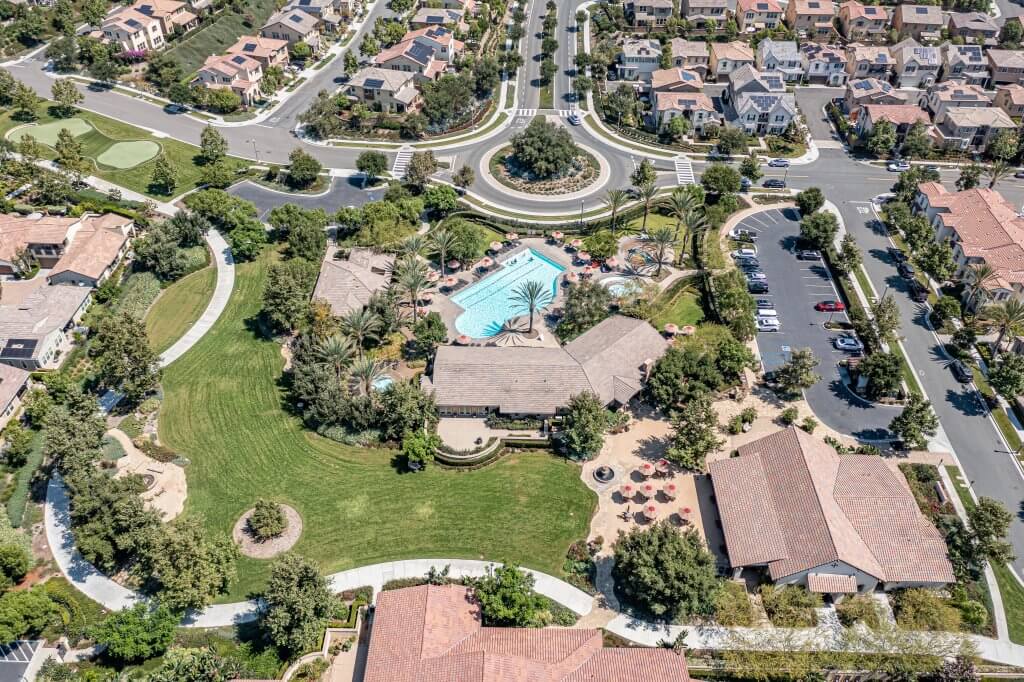 neighborhood with HOA amenities