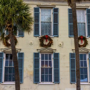 A photo of a historical Downtown Charleston building with Reefs
