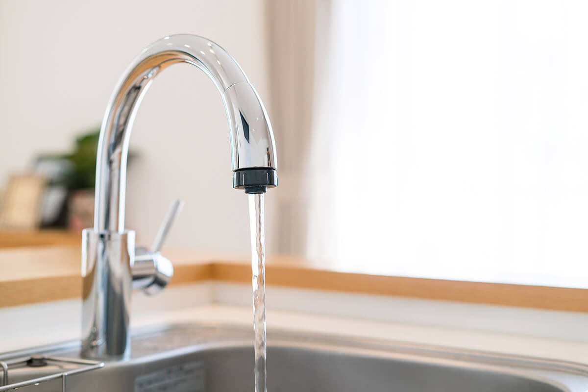 running water in kitchen sink